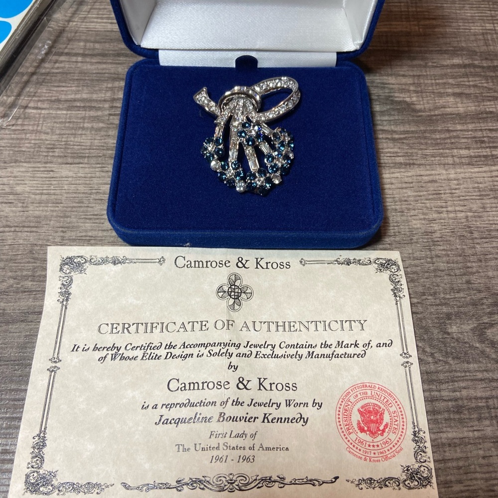 Camrose & Kross Silver and Blue Classic Brooch - Picture 3 of 3
